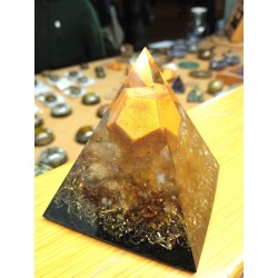 PIRÁMIDE GRANDE DE ORGONITE: Cuarzo Citrino y Dodecedro